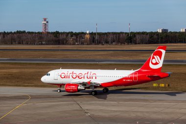 Berlin, Almanya - 22 Mart 2015: Airberlin Airbus çıkar fro