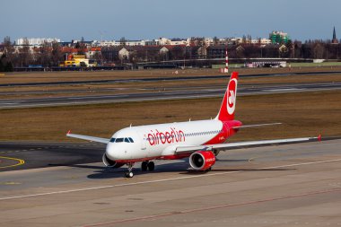Berlin, Almanya - 22 Mart 2015: Airberlin Airbus çıkar fro