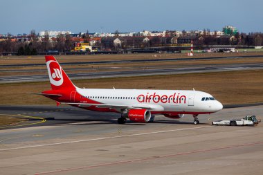 Berlin, Almanya - 22 Mart 2015: Airberlin Airbus çıkar fro