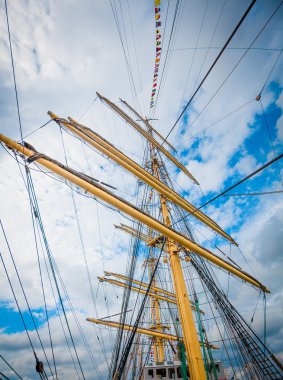 Yelkenli arma detayını. Direk geleneksel yelkenli üzerinde. Ma
