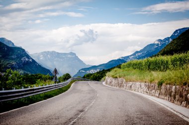 Yayla yolu. yol dağlarda