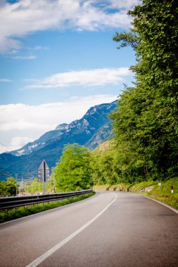 Yayla yolu. yol dağlarda