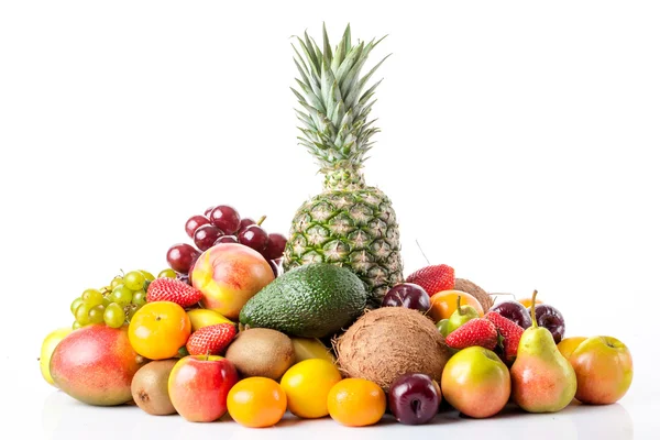 Frutas frescas aisladas sobre un blanco. Conjunto de diferentes frutas frescas —  Fotos de Stock