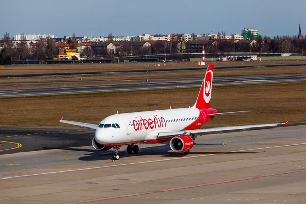БЕРЛИН, ГЕРМАНИЯ - 22 марта 2015 года: AirBerlin Airbus стартует в аэропорту — стоковое фото