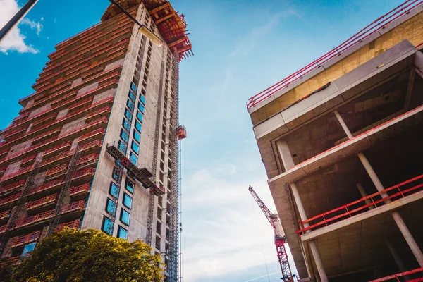 Crane and building construction. big building construction — Stock Photo, Image
