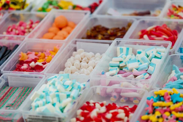 Geassorteerde snoep in een markt. kleurrijke snoepjes en gelei — Stockfoto
