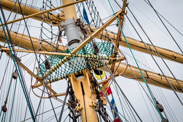 Detail van een zeilboot tuigage. Mast op traditionele zeilboten. Ma — Stockfoto