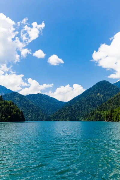 Abchazja. Jezioro Riza. Jezioro górskie — Zdjęcie stockowe