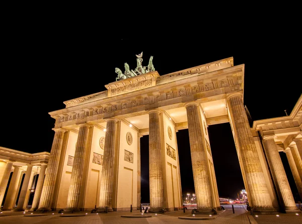 Portão de Brandeburgo à noite, Berlim, Alemanha — Fotografia de Stock