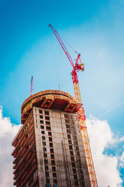 Crane and building construction. big building construction — Stock Photo, Image