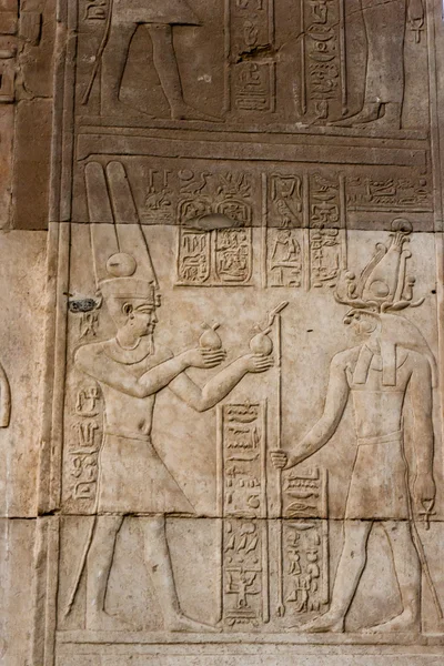 Hieroglyphen-Schnitzereien an den Außenwänden des ägyptischen Tempels — Stockfoto