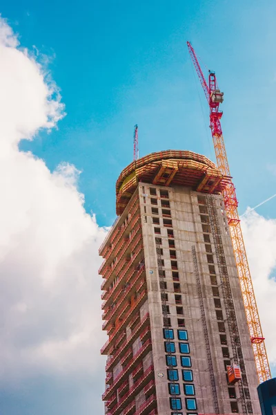 Construcción de grúas y edificios. construcción de grandes edificios —  Fotos de Stock