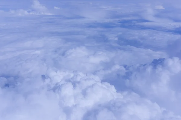 Nuages du ciel. Au-dessus des nuages. Paysage nuageux. Ciel bleu et blanc cl — Photo