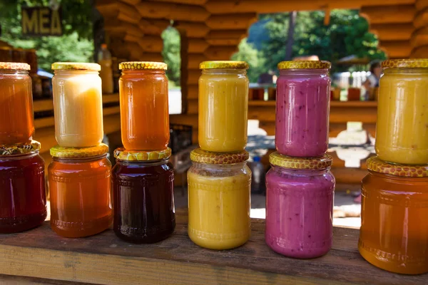 Bocaux au miel, miel dans un bocal avec trempette au miel — Photo