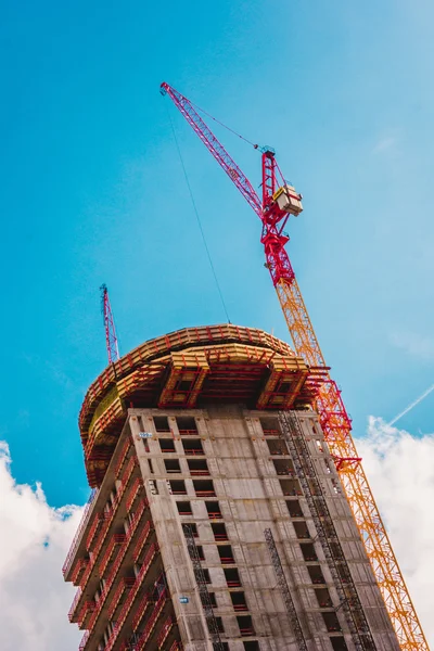 Crane and building construction. big building construction — Stock Photo, Image