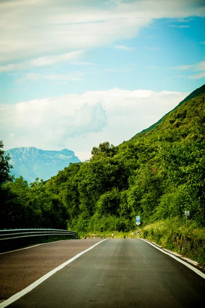 Highland road. drogi w górach — Zdjęcie stockowe