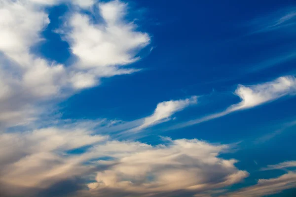 Blauwe hemel met cloud. Mooie witte wolk aan de hemel. — Stockfoto