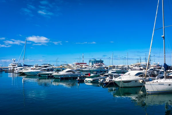 Sochi, Rusia - 29 de septiembre de 2016: Yate de carreras en el puerto de —  Fotos de Stock