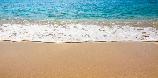 Blue Ocean Wave On Sandy Beach. Playa de arena y mar tropical — Foto de Stock