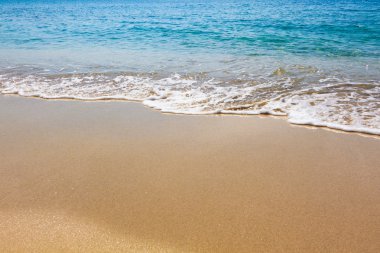 Mavi okyanus dalgası Sandy Beach üzerinde. Kum plaj ve tropikal deniz