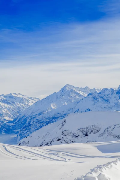 Zimní zasněžené vrcholky hor v Evropě. Mo zimní Alpy — Stock fotografie