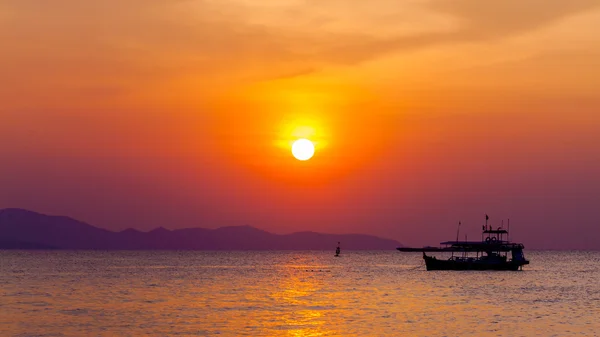 Beautiful landscape. sunset on the beach with fishing boat — Stock Photo, Image