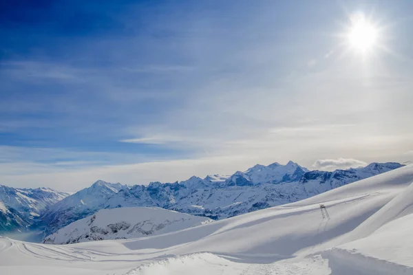 Beau paysage de montagne. Panorama des montagnes d'hiver — Photo