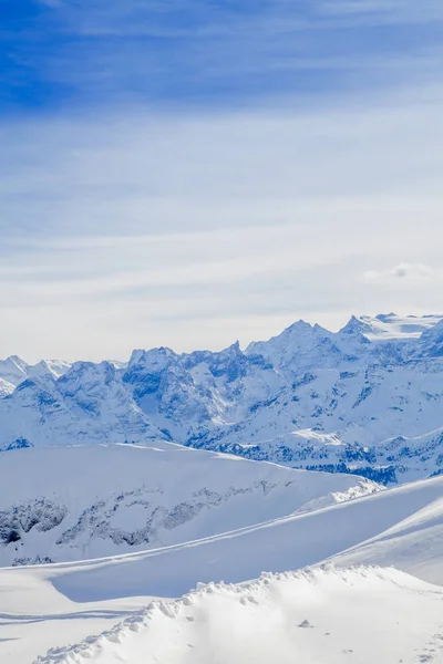 Beau paysage de montagne. Panorama des montagnes d'hiver — Photo