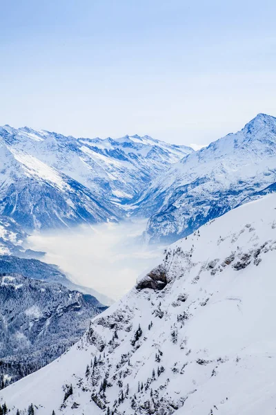 Przepięknych górskich krajobrazów. Zimowa panorama gór — Zdjęcie stockowe