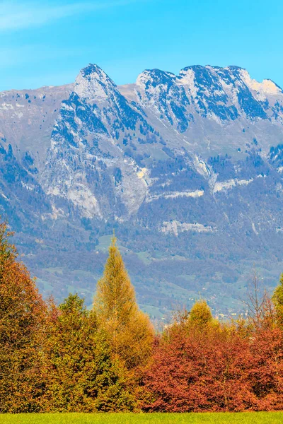 Paisaje de otoño de montaña. Colorido paisaje otoñal. montañas —  Fotos de Stock