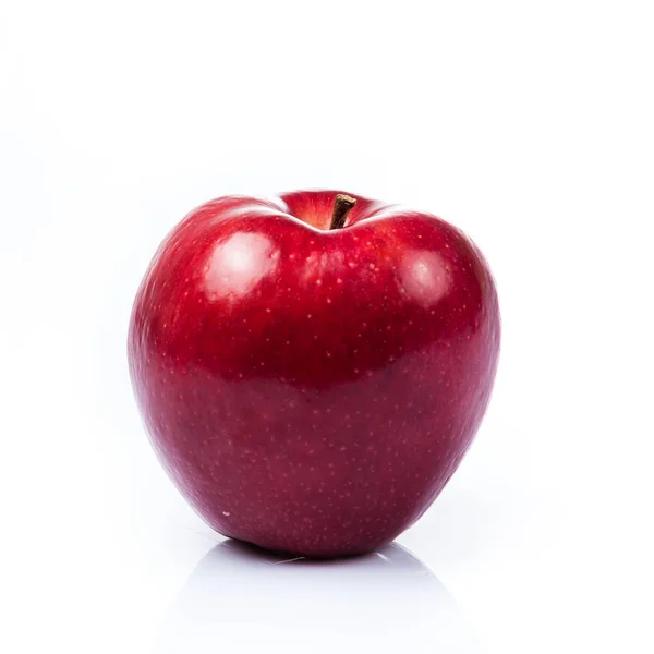 Świeże czerwone jabłko izolowane na białym — Zdjęcie stockowe