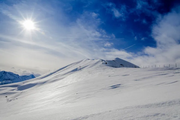 Hiver enneigé pics de montagne couverts en Europe. Les Alpes hiver mo — Photo