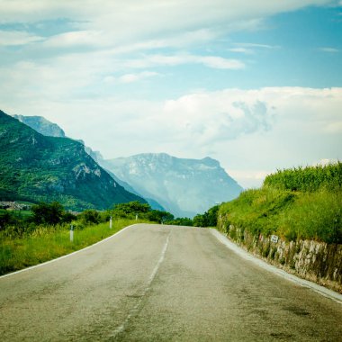 Yayla yolu. yol dağlarda