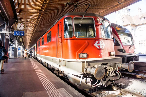 Цюрих, Швейцарія - 31 жовтня, 2016: локомотивом в Цюріху м — стокове фото