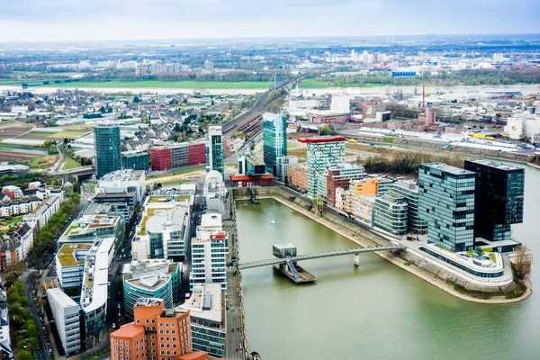 Düsseldorf, Medienhafen mit zeitgenössischer Architektur, Medien — Stockfoto
