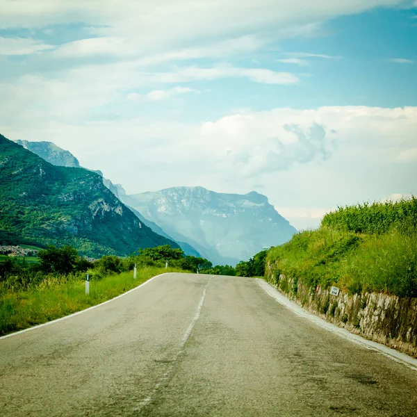 Highland road.  road in mountains — Stock Photo, Image