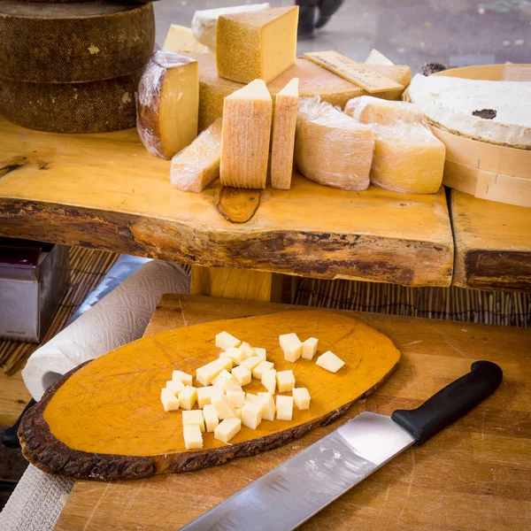 Stuk kaas. kaas op een houten tafel met mes — Stockfoto