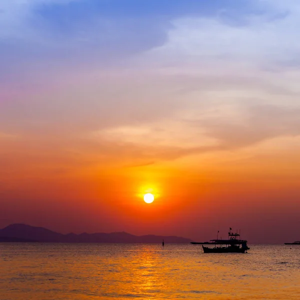 Beautiful landscape. sunset on the beach with fishing boat — Stock Photo, Image