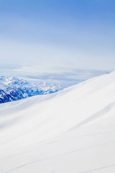 Picos montañosos cubiertos de nieve de invierno en Europa. Los Alpes invierno mo —  Fotos de Stock