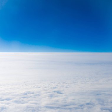  bulutlar uçak penceresinden. 10 000 km. bulutlar yüksekliğini