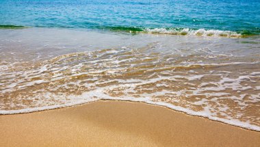 Mavi okyanus dalgası Sandy Beach üzerinde. Kum plaj ve tropikal deniz