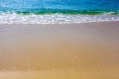 Mavi okyanus dalgası Sandy Beach üzerinde. Kum plaj ve tropikal deniz