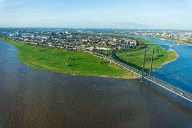 Görüntüle Rheinturm kuleden Dusseldorf Almanya Euro Rhein Nehri