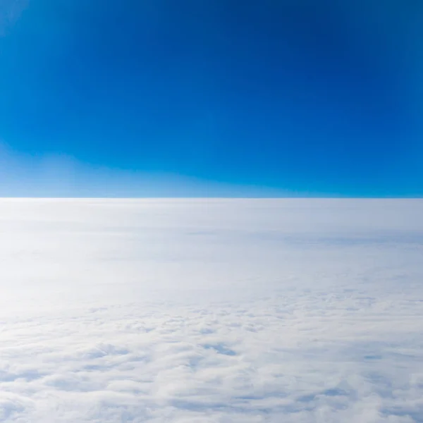 Wolken uit een vliegtuig venster. hoogte van 10 000 km. wolken — Stockfoto