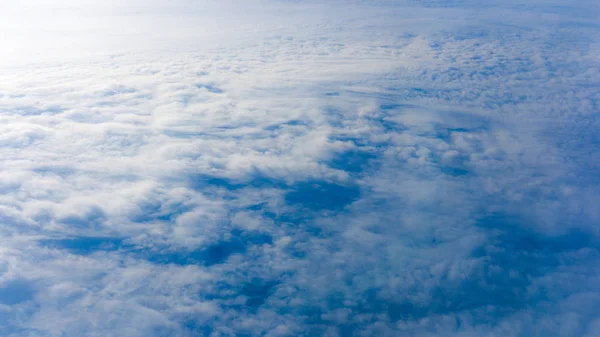 Nuvens da janela do avião. altura de 10 000 km. Nuvens — Fotografia de Stock