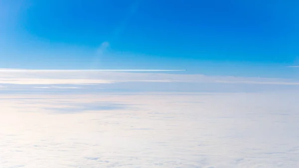 Nuages de la fenêtre de l'avion. hauteur de 10 000 km. Nuages — Photo