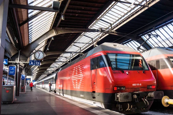 Zurich, Suiza - 31 de octubre de 2016: una locomotora en Zurich m — Foto de Stock