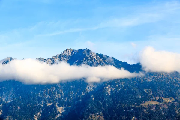 Bulutlar dağ başında üzerinde. Dağ manzarası ile bulutlar. mounta — Stok fotoğraf