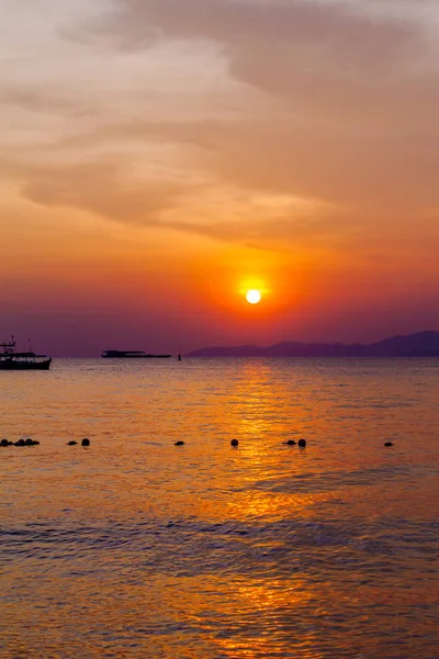 Vackert landskap. solnedgång på stranden med fiskebåt — Stockfoto