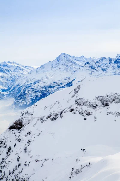 Hiver enneigé pics de montagne couverts en Europe. Les Alpes hiver mo — Photo